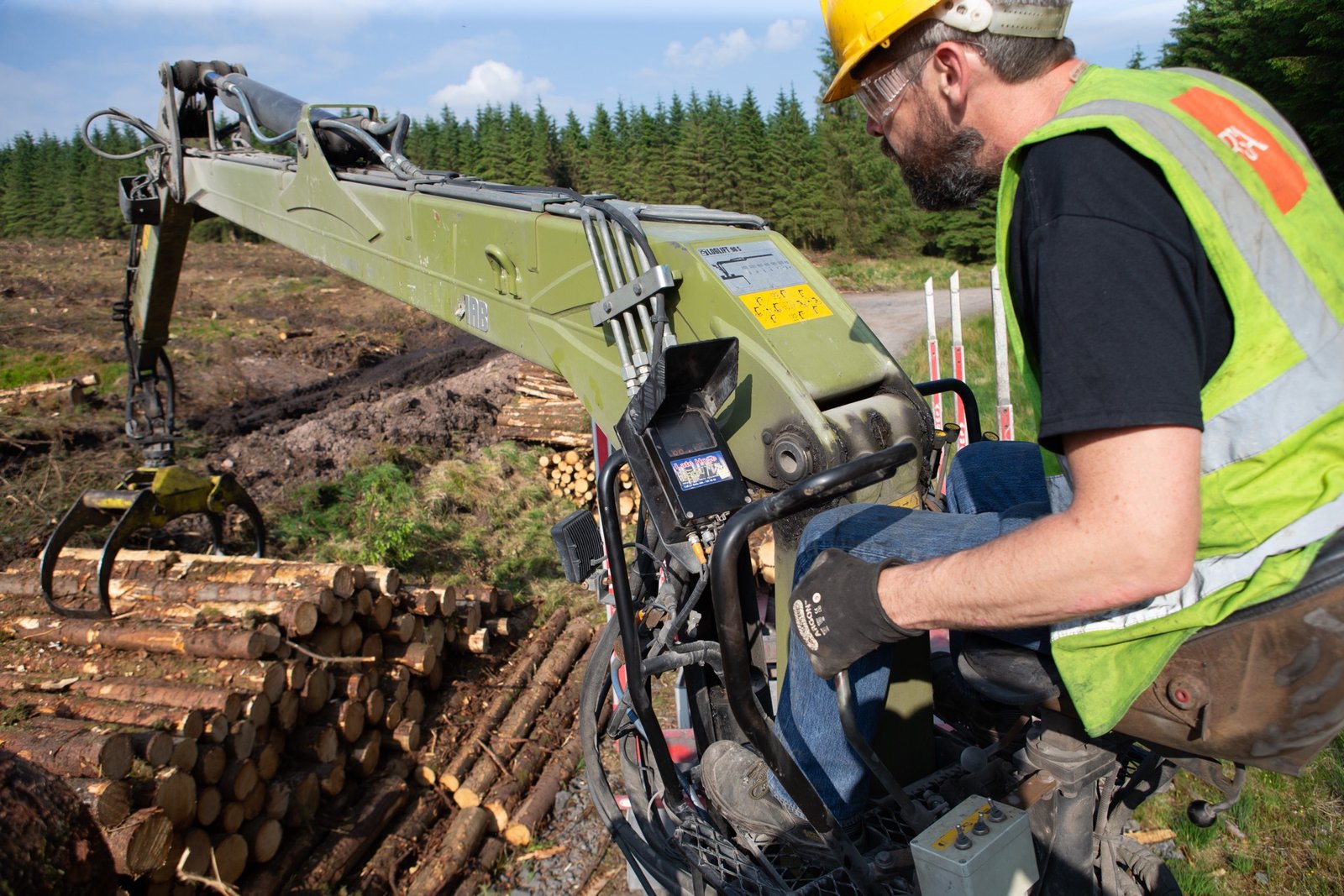 Operator using crane with WeighPro system