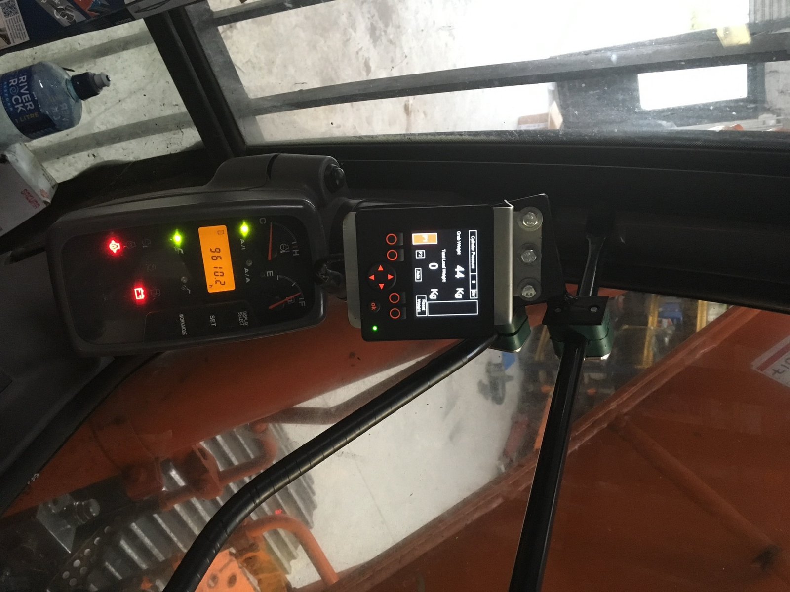 WeighPro in-cab display showing cylinder pressure and total load weight